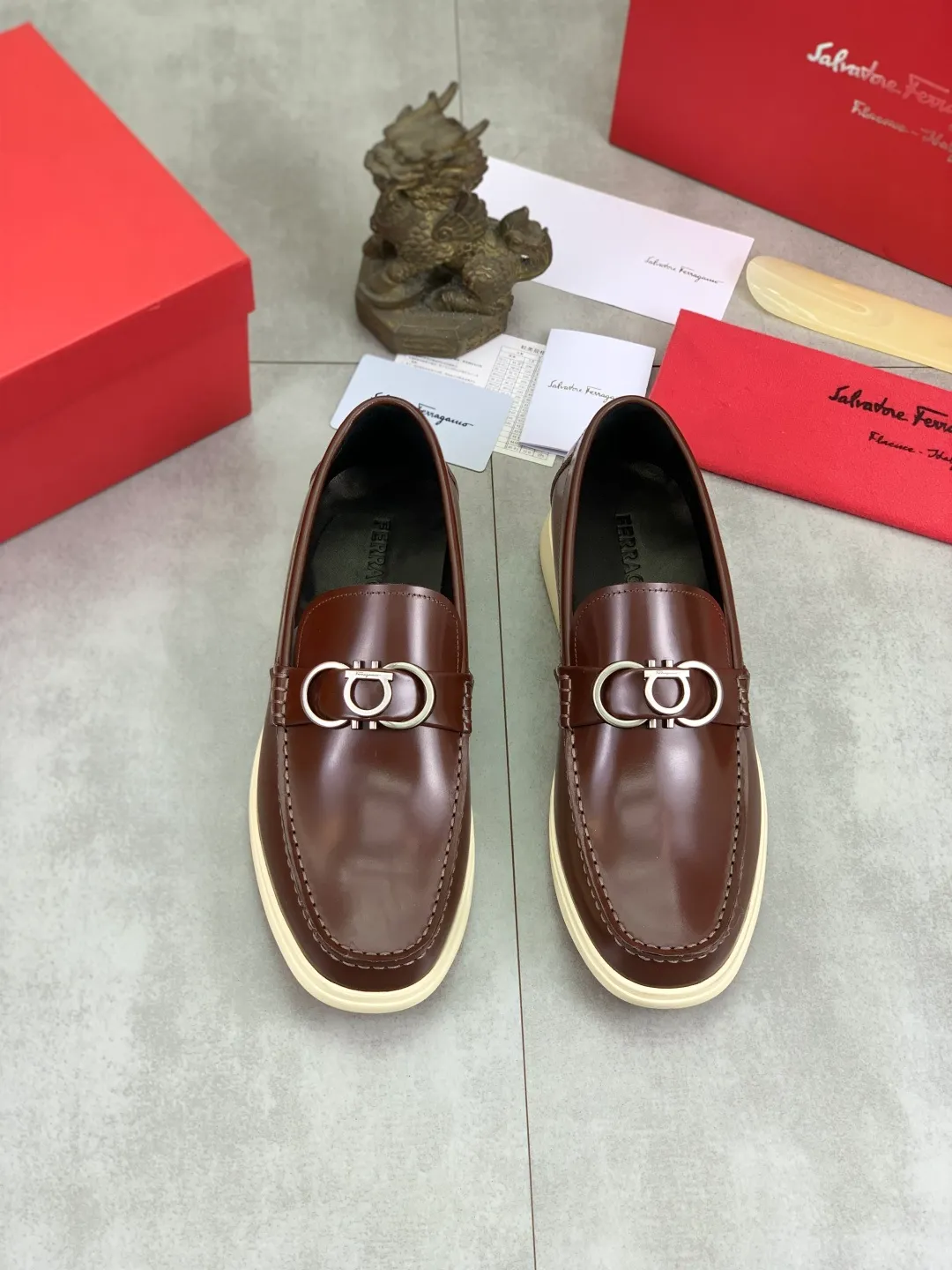 Men's Men's Shoes 💰P580💰[New Style] Water-dyed Niuli 🆘[Salvatore Ferragamo] Ferragamo's latest casual business leather shoes for men! Listed simultaneously! The fabric is made of specially imported original open-edge beaded calfskin, and the interior is made of imported water-dyed cowhide. It is absolutely luxurious and leads the fashion trend. Matching code: 38-44 (45 and 46 can be customized) Black, brown and burgundy colors available